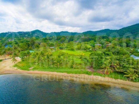 Sandy Bay Beachfront Property In Roatan