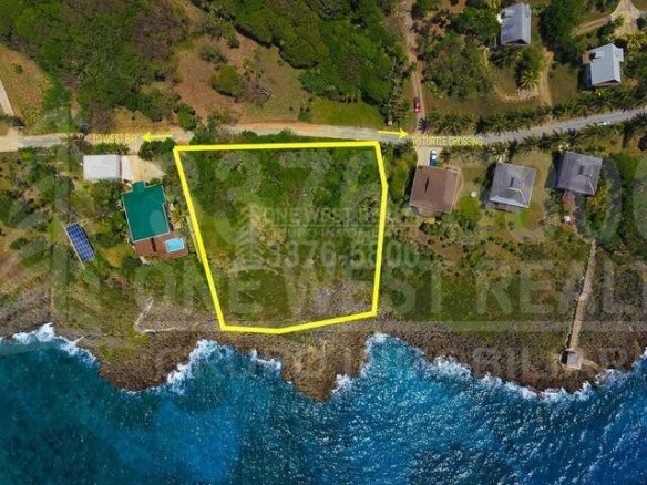 Property with a strategic location in Roatán